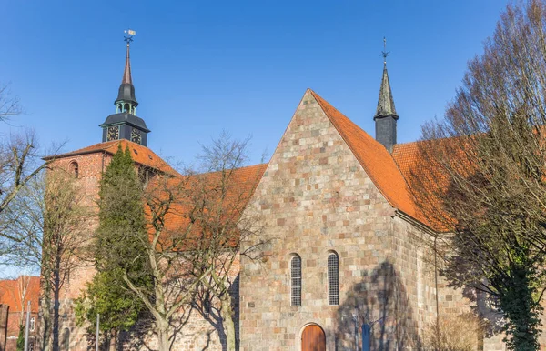 Alte Kirche im historischen Zentrum von Varel — Stockfoto