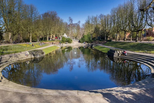 Centrale vijver in het park van de Noorderplantson in Groningen — Stockfoto