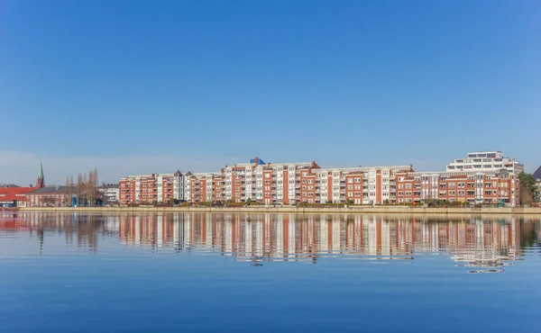 Edificios de apartamentos en el Bontekai en Wilhelmshaven — Foto de Stock