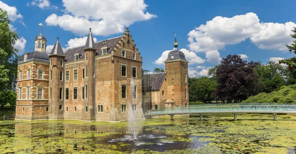 Panorama van het kasteel van Ruurlo, omgeven door water — Stockfoto