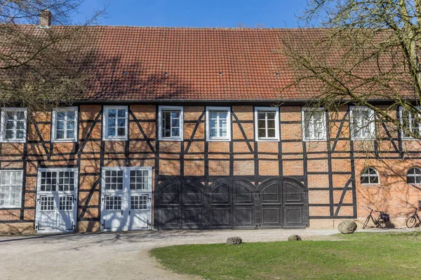 Casas históricas de ladrillo en el jardín del castillo de Rheda-Wiedenbruck —  Fotos de Stock