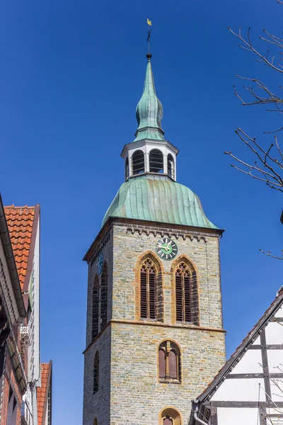 A történelmi város Wiedenbruck egyed-templom tornya — Stock Fotó