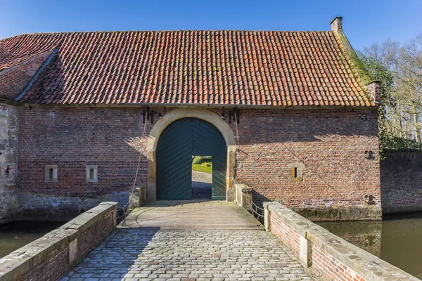 Brug en hoofdingang van het historische huis Welbergen in ocht — Stockfoto