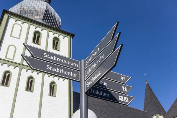 利普施塔特 Marien 教堂前的旅游标志 — 图库照片