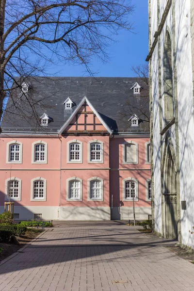 Růžová budově v historickém centru Lippstadt — Stock fotografie