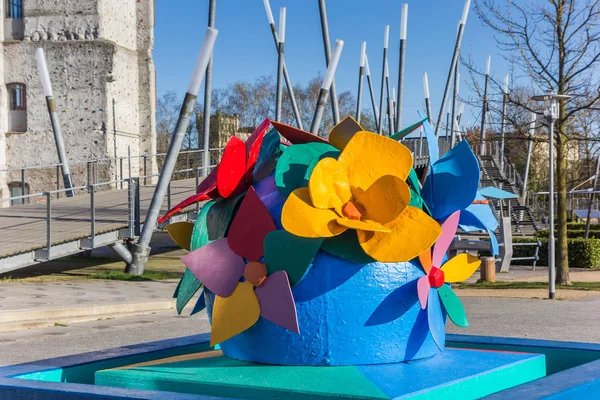 Scultura di un fiore nel parco di Gronau — Foto Stock