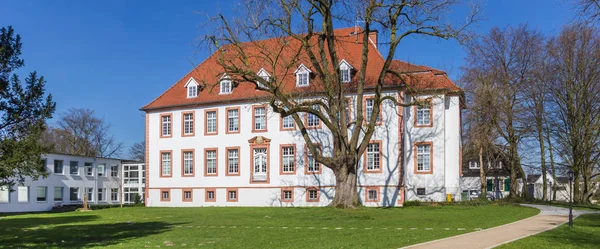 Panorama do parque e mansão histórica Reckenburg em Wiedenbruck — Fotografia de Stock