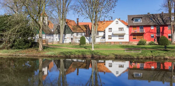 Wiedenbruck の運河のカラフルな家のパノラマ — ストック写真