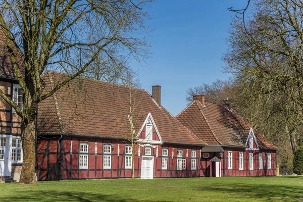 Piros fele gerendás házait, a kastély-parkban, Rheda — Stock Fotó