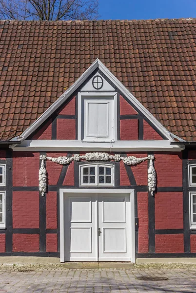 Entrada para casa de meia madeira vermelha no parque do castelo em Rheda — Fotografia de Stock