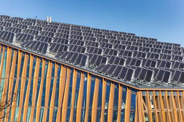 Solární panely na střeše budovy energetické akademie Evropy i — Stock fotografie
