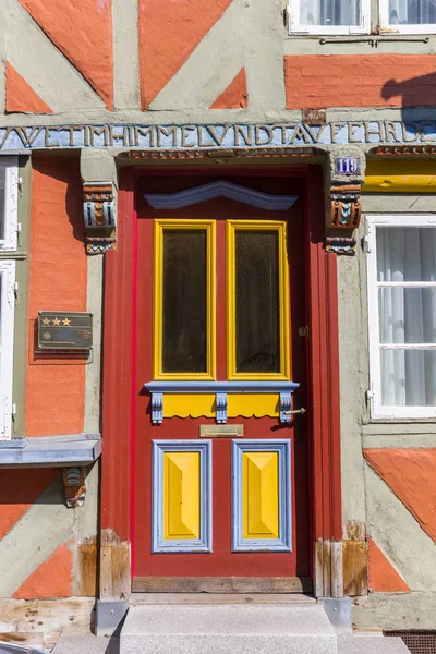 Colorida puerta de entrada en la ciudad histórica Lauenburg —  Fotos de Stock