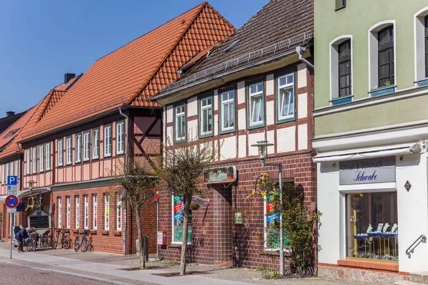Einkaufsstraße mit Fachwerkhäusern in Boizenburg — Stockfoto