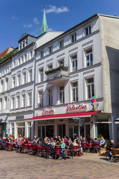 Menschen genießen die Frühlingssonne in einem Eiscafé in Schwerin — Stockfoto