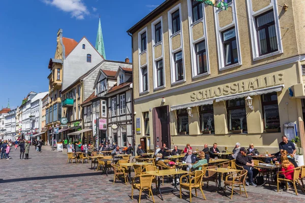 Les gens profitent du soleil printanier dans un café à Schwerin — Photo