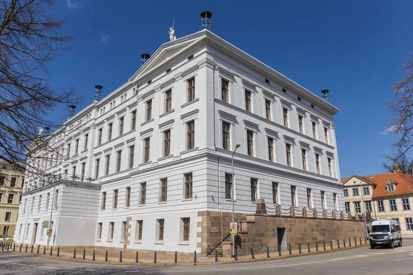 Statskansliet byggnad i te historiska centrum av Schwerin — Stockfoto