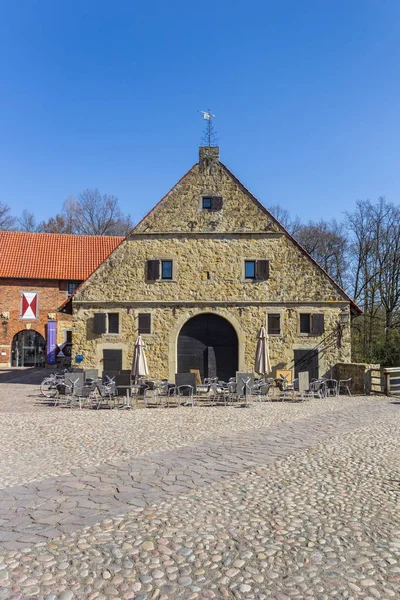 Cobblestoned street at the Burg Vischering in Ludinghausen — Stok Foto