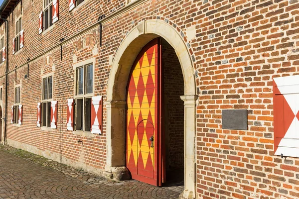 Porta rossa e gialla del castello di Raesfeld — Foto Stock