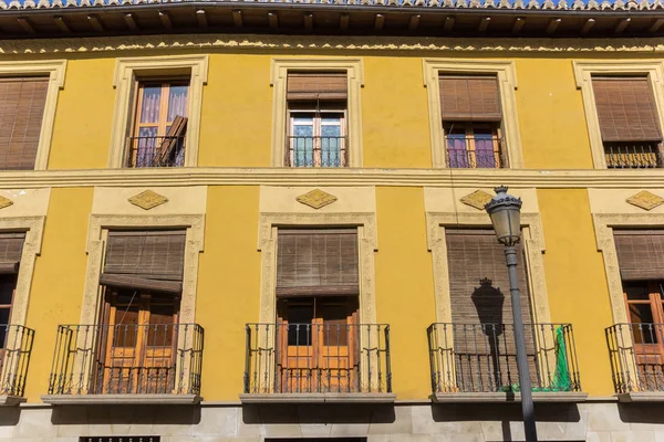 Janelas e varandas de uma casa histórica em Guadix — Fotografia de Stock