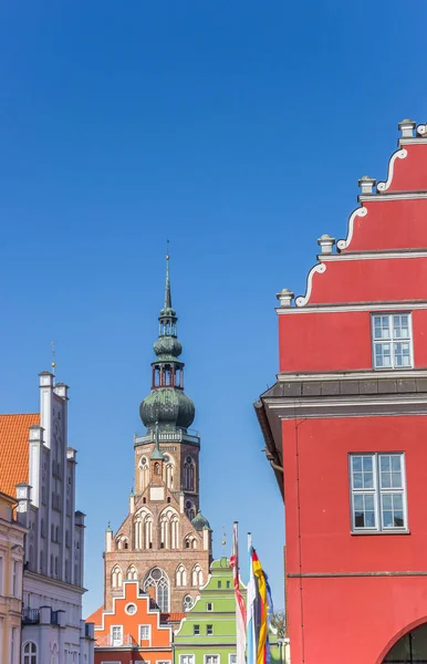 Casas coloridas y torre del Santo Nikolai dom en Greifswald —  Fotos de Stock