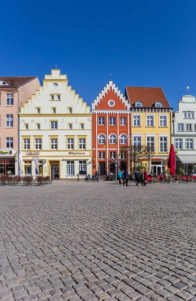 Place de marché pavée avec des maisons colorées à Greifswald — Photo