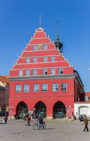 Colorido ayuntamiento rojo en la plaza del mercado de Greifswald —  Fotos de Stock