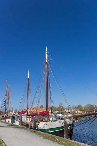 Old sailing ships at the quay of Ryck river in Greifswald — Stock Photo, Image