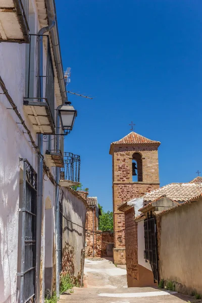 Rua que leva à igreja de San Miguel em Alcaraz — Fotografia de Stock