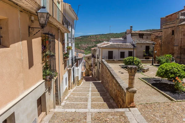 Vieille rue pavée dans la ville historique Alcaraz — Photo