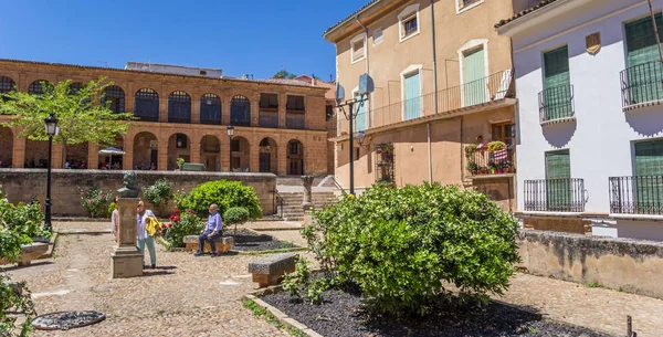 Pequeño jardín en el centro histórico de Alcaraz — Foto de Stock
