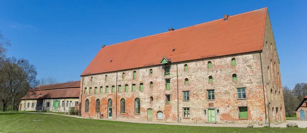 ダルグン修道院の歴史的建造物のパノラマ — ストック写真