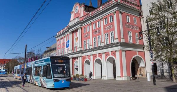 Tramwaj przed zabytkowym ratuszem miasta Rostock — Zdjęcie stockowe