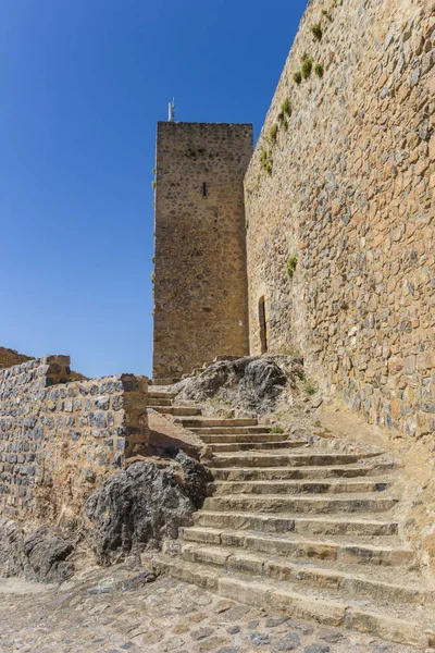 Passos que levam à torre do castelo em Alcaudete — Fotografia de Stock