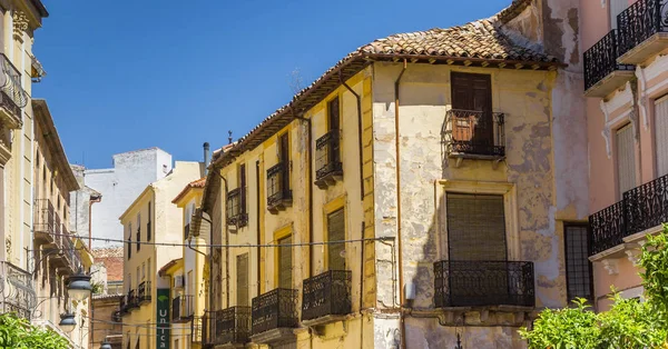 Rue colorée dans le centre historique d'Alcaudete — Photo