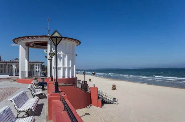 Bänkar med utsikt över havet i Binz på Rugenön — Stockfoto