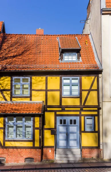 Maison à colombages jaune dans l'Altstadt de Stralsund — Photo