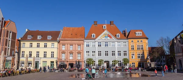 Panorama de coloridos edificios en la plaza del mercado de Stralsund —  Fotos de Stock