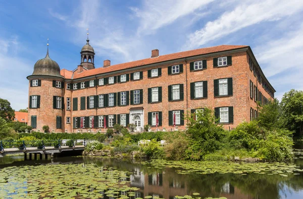 Vijver en historisch kasteel in Eutin — Stockfoto