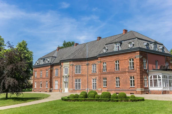 Casa histórica de los Príncipes y jardín en Plon — Foto de Stock