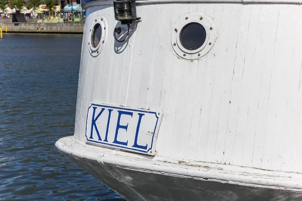 Város neve Kielben egy fehér hajó farán — Stock Fotó
