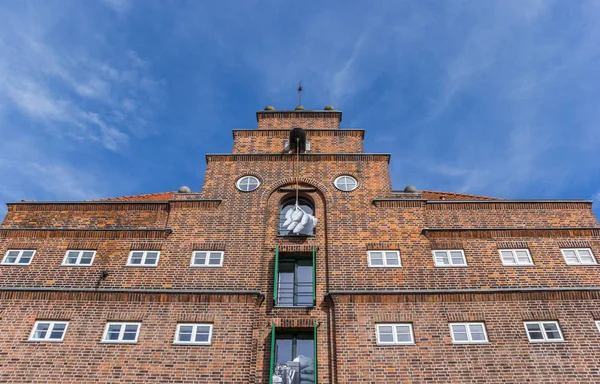 Fachada de um armazém histórico em Kiel — Fotografia de Stock