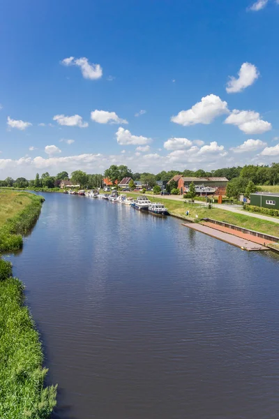 Canal entre Echten y Hoogeveen ciudades en Drenthe — Foto de Stock