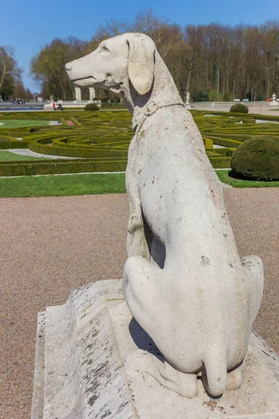 Skulptur eines sitzenden Hundes im Garten von Schloss Nordkirchen — Stockfoto