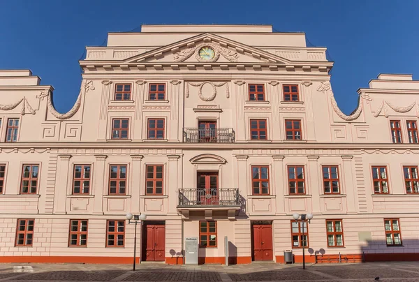 A történelmi városháza rózsaszín homlokzata, Gustrow — Stock Fotó