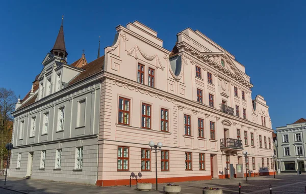 Zabytkowy ratusz na centralnym rynku w Gustrow — Zdjęcie stockowe