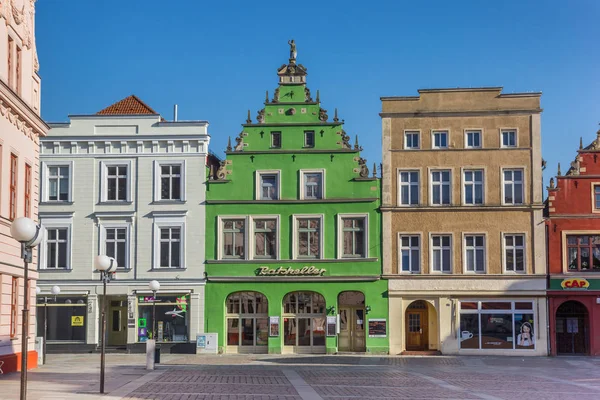 Colorata casa verde sulla piazza del mercato di Gustrow — Foto Stock