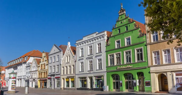 Panorama de tiendas de colores en la plaza del mercado de Gustrow —  Fotos de Stock