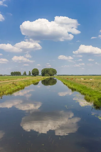 Littlle river Dwingelerstroom with clouds reflecting in the wate — Stock Photo, Image