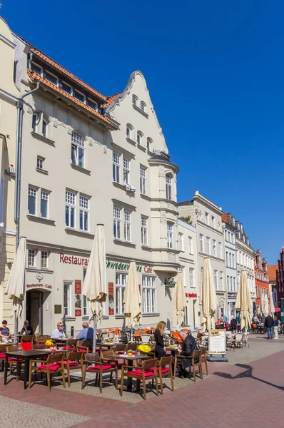 People enjoying the sun at the market square of Wismar — Stock Photo, Image