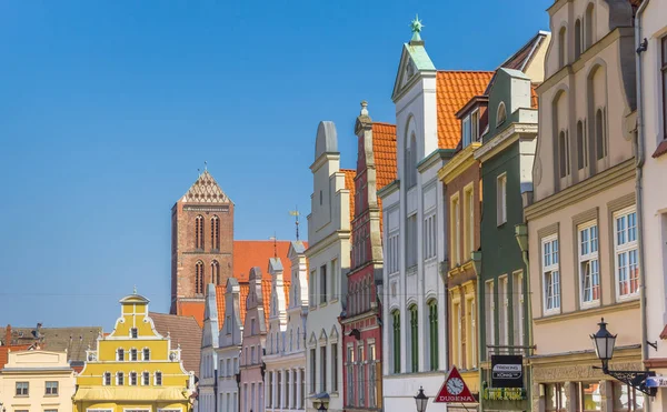 Coloridas fachadas históricas en la plaza del mercado de Wismar —  Fotos de Stock